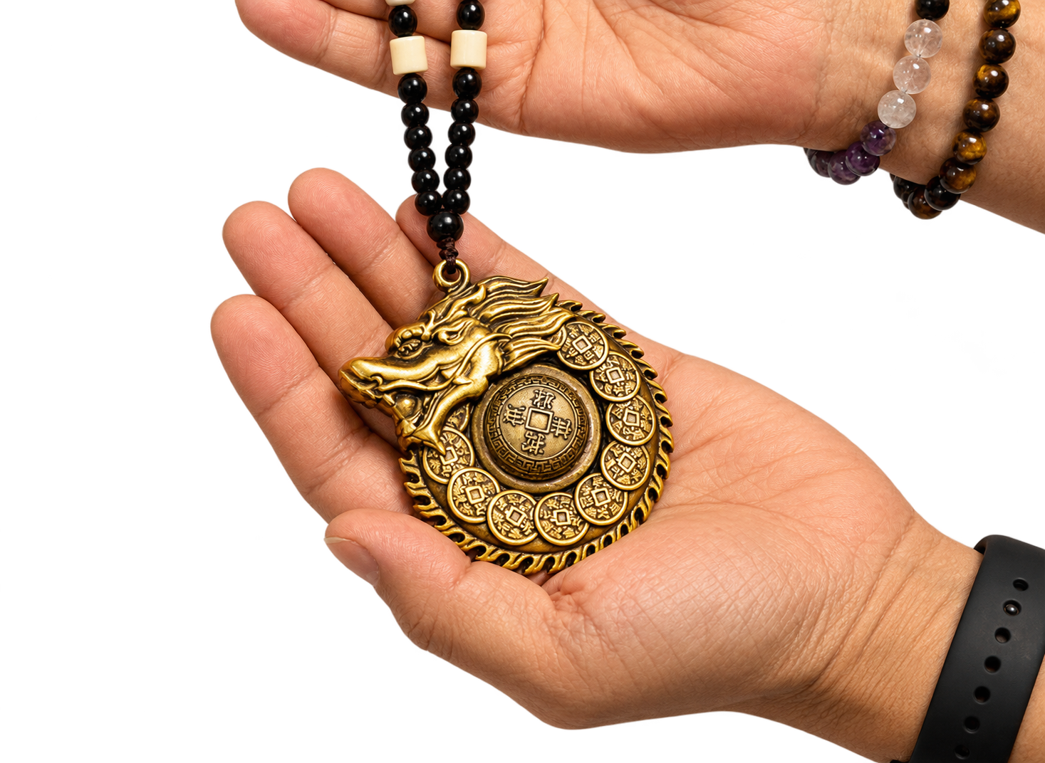 Talizman „Jin Long” – Złoty Smok – chiński mosiężny amulet na ozdobnym sznurze koralików