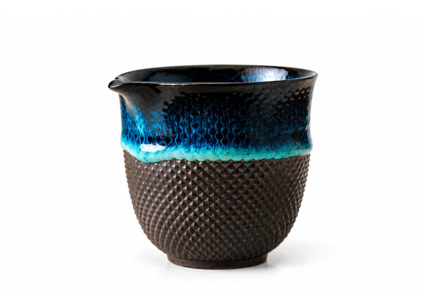 Chahai „Fiord” 150 ml – ceramiczny chahai z turkusowym szkliwem i ciemnym geometrycznym reliefem, widok z boku