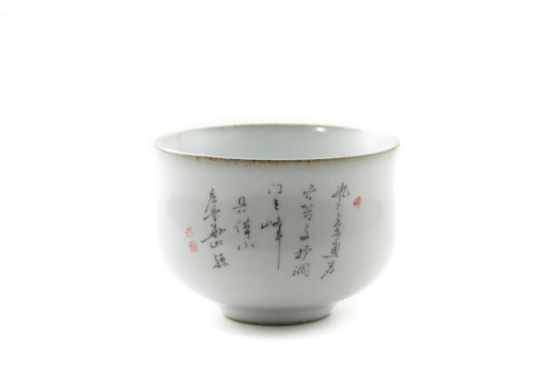 Czarka „Shi Yun” 90 ml – ceramiczna czarka do Gong Fu Cha z chińskimi znakami i czerwonymi pieczęciami, widok z przodu
