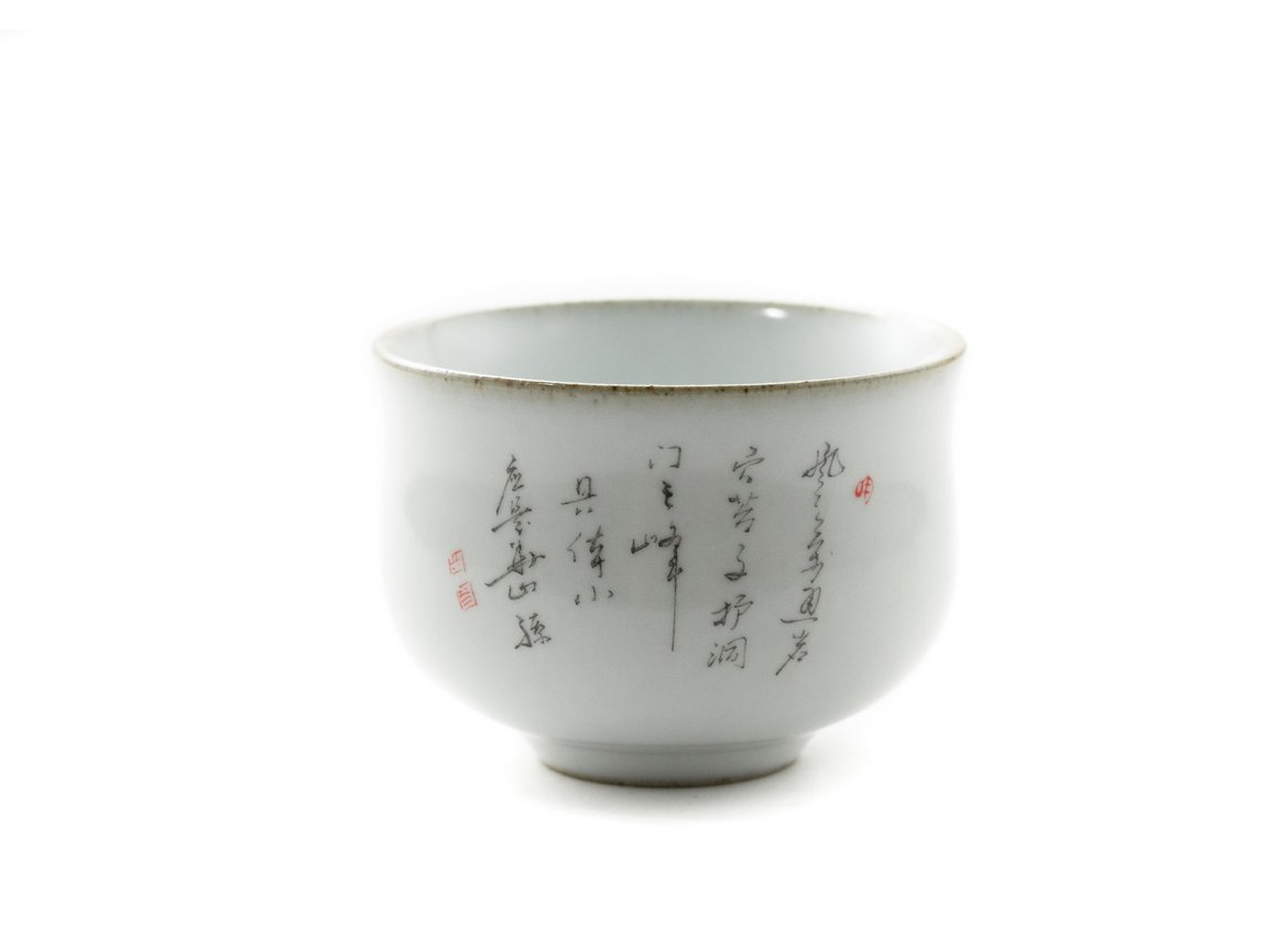 Czarka „Shi Yun” 90 ml – ceramiczna czarka do Gong Fu Cha z chińskimi znakami i czerwonymi pieczęciami, widok z przodu