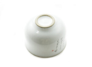 Czarka „Shi Yun” 90 ml – ceramiczna czarka do herbaty z jasnym szkliwem, widok na spód i stopkę